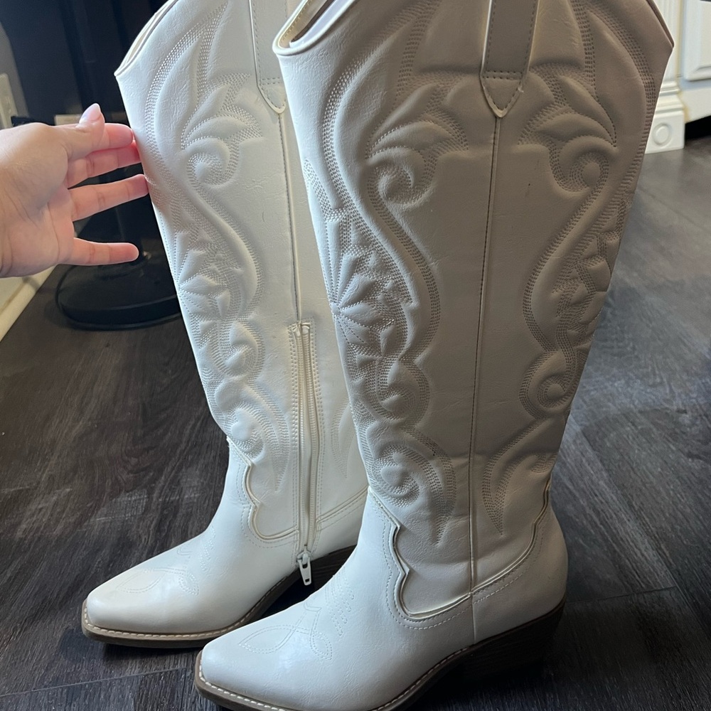 Kenzie White Embroidered Heeled Boots